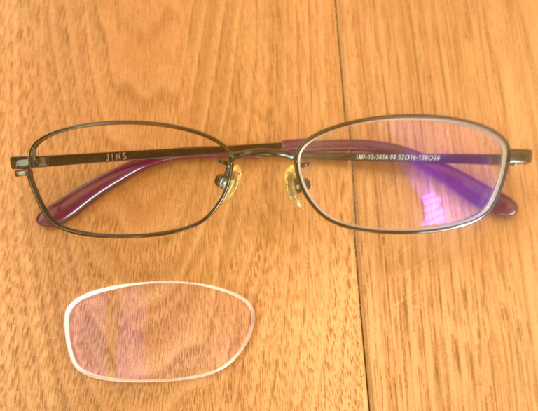 JINSのPCメガネ修理前の様子　レンズが外れた！