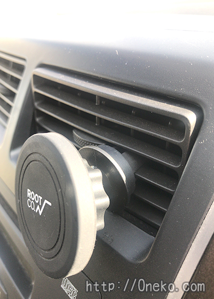 私は車載用マグネットとして使いたかったので、車のエアコン送風口に取り付けました